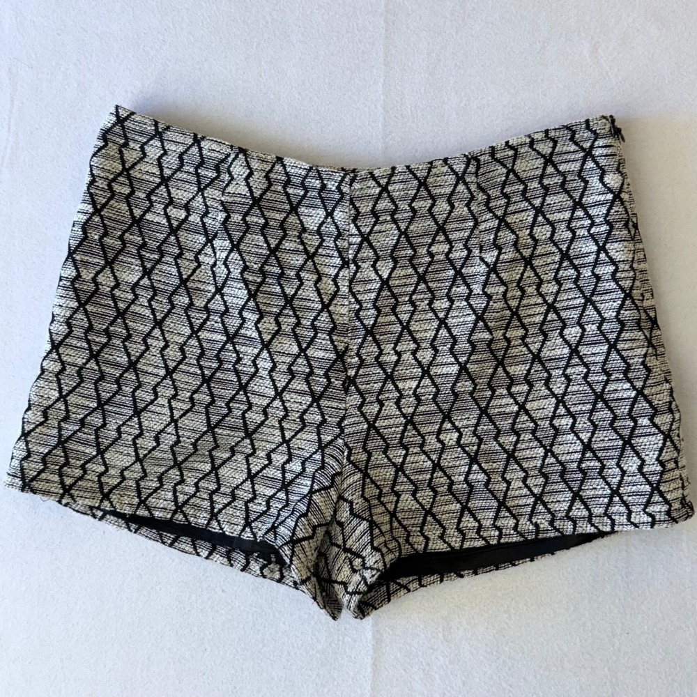 Love 21 Black White Geometric Diamond Jacquard Shorts Size M side zip